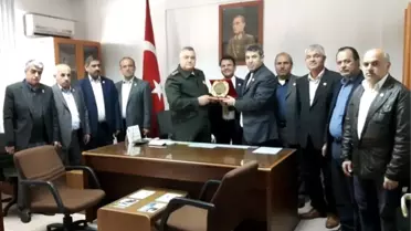 Muhtarlardan Askerlik Şube Başkanına Teşekkür Plaketi