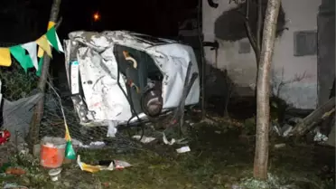 Otomobil Evin Bahçesine Uçtu: 2 Ölü, 4 Yaralı