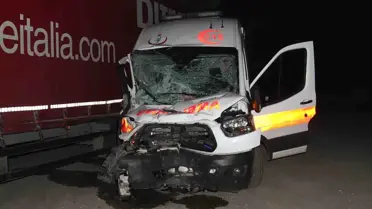 Ambulans Tırla Çarpıştı: 5 Yaralı