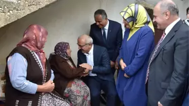 Bakan Elvan Şehit Ailelerini Ziyaret Etti