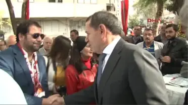 Izmir Taçsız Kral'ın Heykeli Dikildi