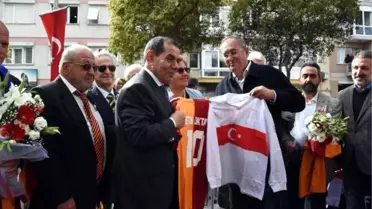 Metin Oktay'ın Heykeli İzmir'de, Adı Verilen Parkta Açıldı