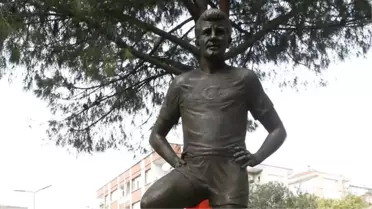 Taçsız Kral'ın Heykeli Dikildi