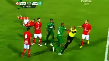 Futbolcu, Kırmızı Kart Görünce Hakeme Saldırdı