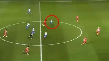 İngiltere'de Oynanan Maçta Futbolcu Kaleciyi Orta Sahadan Kale İçine Soktu