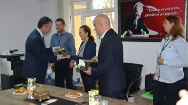 24 Kasım İçin Öğretmenlere Kitap Hediye Edildi