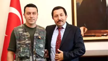 Yaralı Karacayı Omzunda Taşıyan Avcıya Ödül