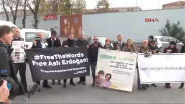 Alman Kitap Basım ve Yayıncılar Derneği Üyelerinden Aslı Erdoğan'a Destek Eylemi