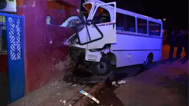 İşçi Servisi, Yol Kenarındaki Eve Çarptı: 3 Ölü, 8 Yaralı