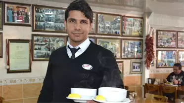 Garsonluk Yaparak 5 Dil Öğrendi