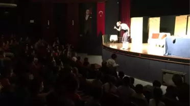 Arguvan'da 'Ölümsüz Komedi' Tiyatro Oyunu Sahnelendi