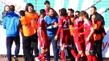 Sivassporlu Kaleci, Top Toplayıcı Çocukla Tartıştı