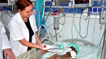 Patlamada Kafasına Saplanan Taş Ameliyatla Çıkartıldı
