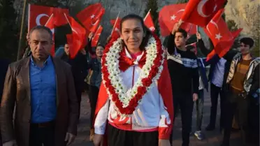Avrupa Şampiyonu Boksçuya Memleketinde Coşkulu Karşılama