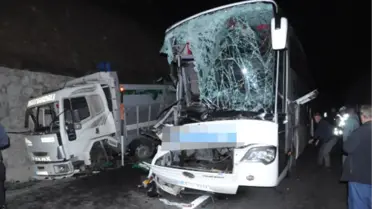 Eskişehir'de Yolcu Otobüsü ile Kamyon Çarpıştı: 13 Yaralı