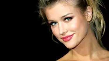 Joanna Krupa Çıplak Poz Verdi