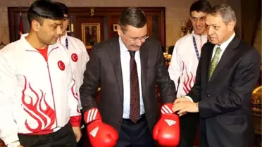 Başkan Gökçek, Şampiyonları Kabul Etti, Boks Eldivenlerini Giydi