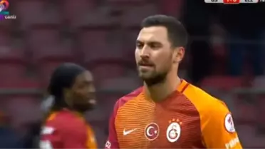 Sinan Gümüş, Oyundan Alınırken Hocasına Söylenerek Eldivenleri Fırlattı