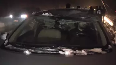 Rüzgarın Devirdiği Direkler Araçların Üstüne Düştü