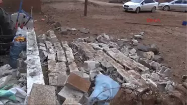 Şanlıurfa Ceylanpınar'da Fırtına, Duvar ve Ağaçları Devirdi, Çatıları Uçurdu