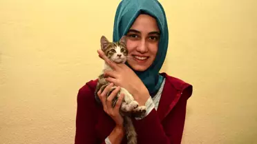 Mahsur Kalan Kediyi Önce Kurtardı, Sonra Sahiplendi