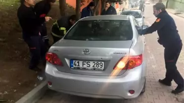 Otomobilde Kilitli Kalan Otistik Çocuğu İtfaiye Kurtardı