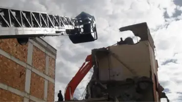Yıkımı Süren Binada Mahsur Kaldı, İtfaiye Kurtardı