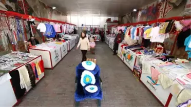 Görmeyen Gözlerine Rağmen Takı Tasarlayıp Satıyor