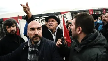 Saldırı Alanına Çelenk Bırakan Konsoloslara Tepki Gösterildi