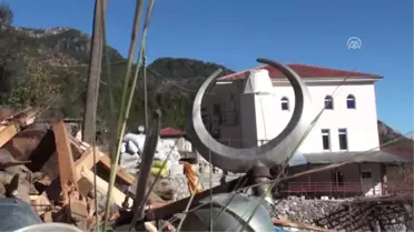 Fırtına Cami Minaresini Yıktı, Seralar Zarar Gördü