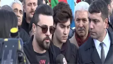 Sanatçılar Şehitler Tepesine Karanfil Bırakarak Dua Etti