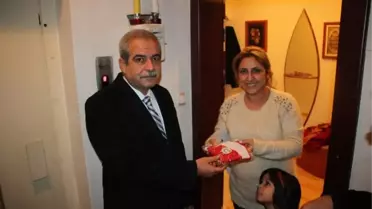 Başkan Demirkol Bayrak Dağıttı