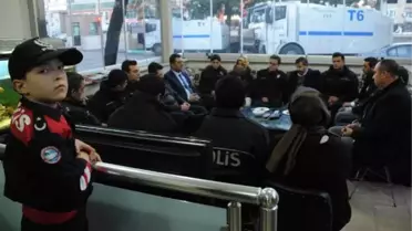 Çevik Kuvvet Müdürlüğü'nü Ziyaret Edip, Polislere Baklava İkram Ettiler