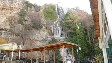 Dondurucu Soğukta Şelale Buz Tuttu