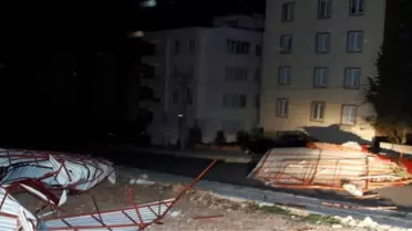 Kahramanmaraş'ta Şiddetli Rüzgar Çatıları Uçurdu