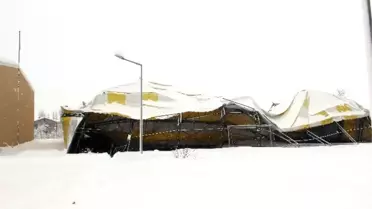 Muş'ta Halı Sahanın Çatısı Çöktü