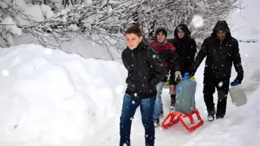 Muş'ta Köylüler Su Sıkıntılarını Kar Eriterek Gideriyor