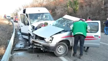 Keşan'da Yolcu Minibüsüyle Kamyonet Çarpıştı: 8 Yaralı
