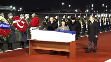 Karlov'un Naaşını Taşıyan Uçağı Moskova'da Çavuşoğlu ve Lavrov Birlikte Karşıladı