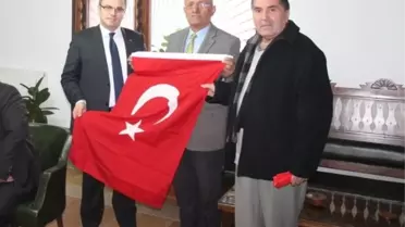Kaymakam Üçer'e Türk Bayrağı Hediye Edildi
