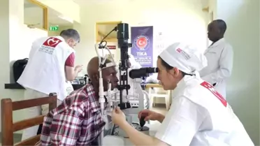 Azerbaycanlı ve Türk Doktorlar Uganda'da Uygulamalı Katarakt Eğitimi Verdi