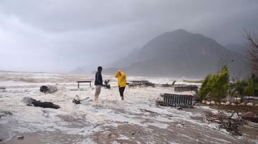 KKTC'de Aşırı Yağış ve Fırtına Etkili.. Yük Gemisi Karaya Oturdu...