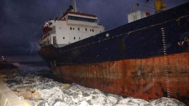 KKTC'de Aşırı Yağış ve Fırtına Etkili.. Yük Gemisi Karaya Oturdu...