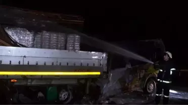 Kocaeli'de Minibüsün Çarptığı Tırda Yangın