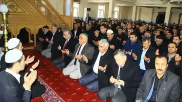 Vali Toprak Camide Taziyeleri Kabul Etti