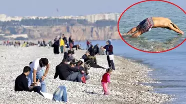 Antalya'da Halk Aralıkta Deniz Keyfi Yaşadı