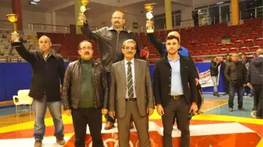 Tarsus'ta Kurtuluş Günü Etkinlikleri Kapsamında Güreş Müsabakaları Düzenlendi