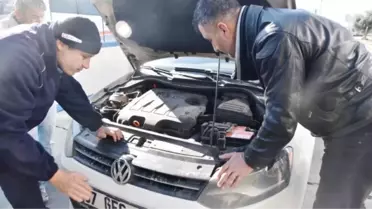 Üşüyen Kedi Otomobil Motoruna Girdi