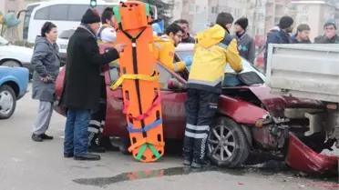 Yayaya Çarpmamak İçin Duran Kamyonete Başka Bir Araç Arkadan Çarptı