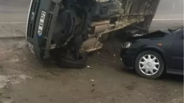 Türkoğlu'nda Yoğun Sis Kazaya Yol Açtı: 4 Yaralı